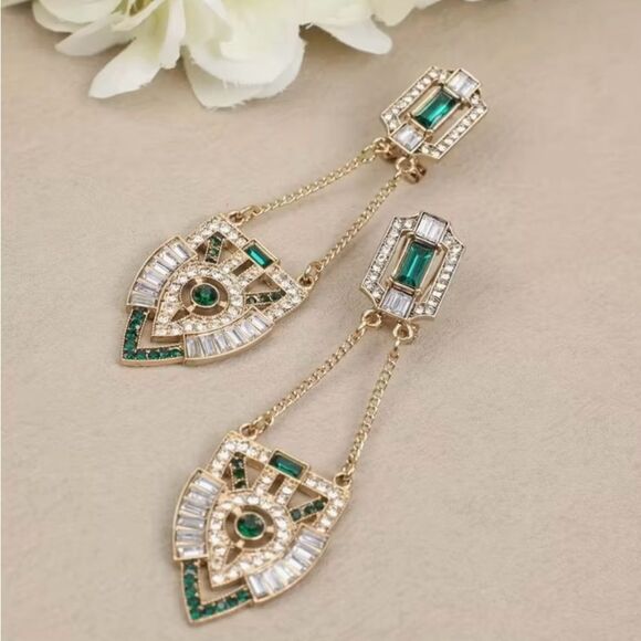 💚 NEW Unique and Elegant Sparkling Crystals and Gold and Green Dangle Earrings 💚 - Picture 4 of 8